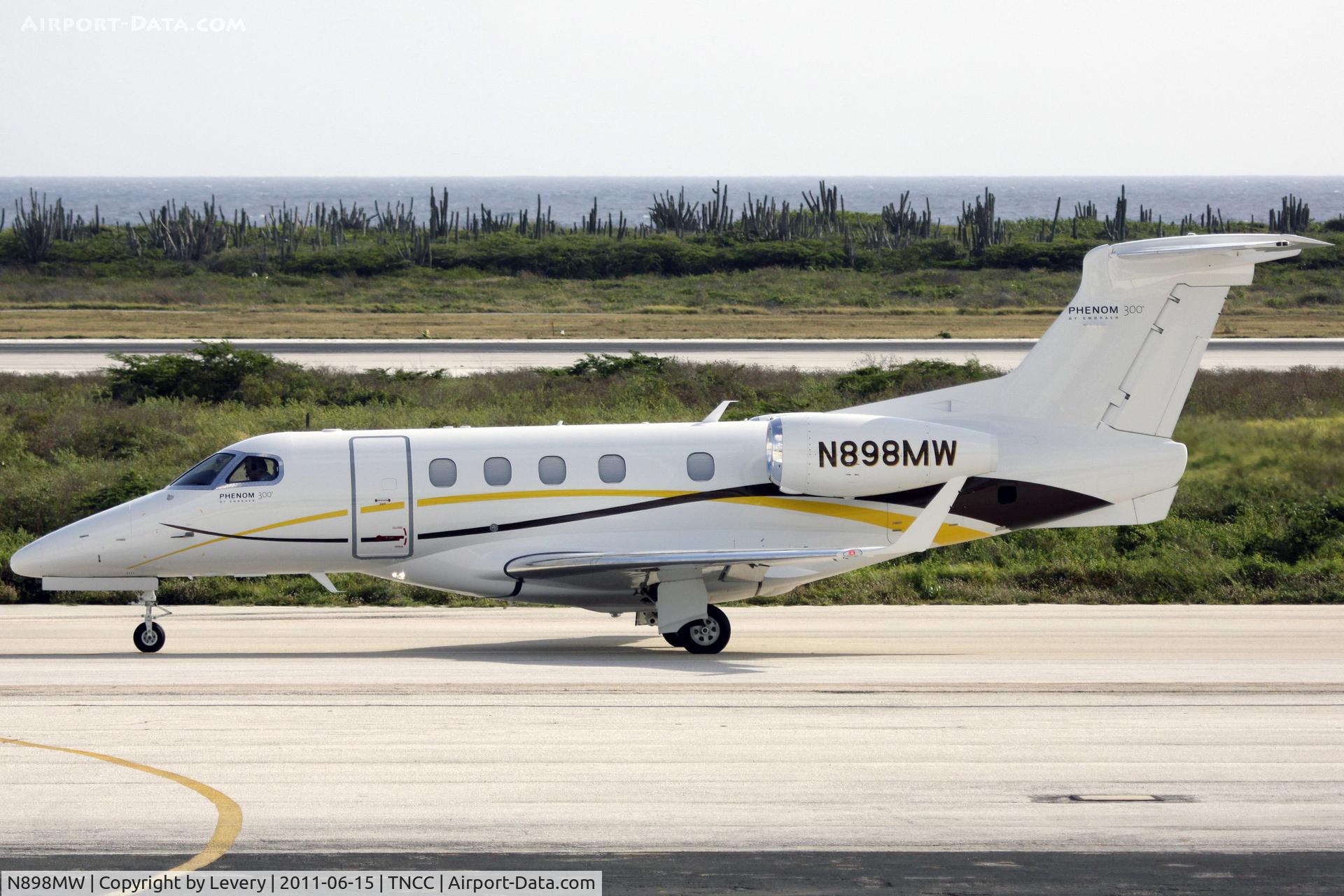 N898MW, 2011 Embraer EMB-505 Phenom 300 C/N 50500048, Taxing for departure to Cozumel, Mexico