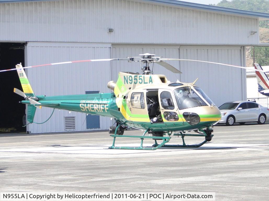 N955LA, Eurocopter AS-350B-2 Ecureuil Ecureuil C/N 7018, Door open allowing heat to escape while sitting on the pad