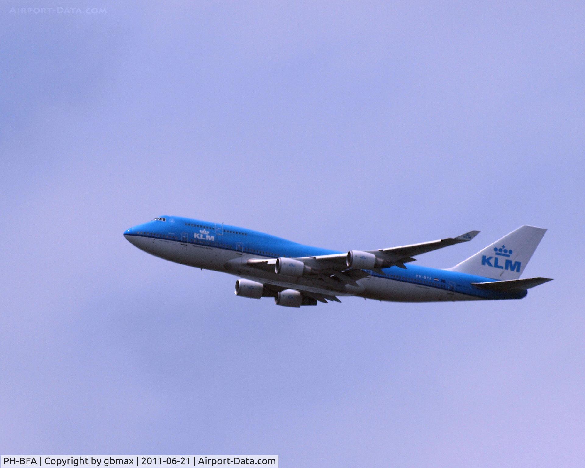 PH-BFA, 1989 Boeing 747-406 C/N 23999, Going @ ~3,500 feet to a landing at JFK