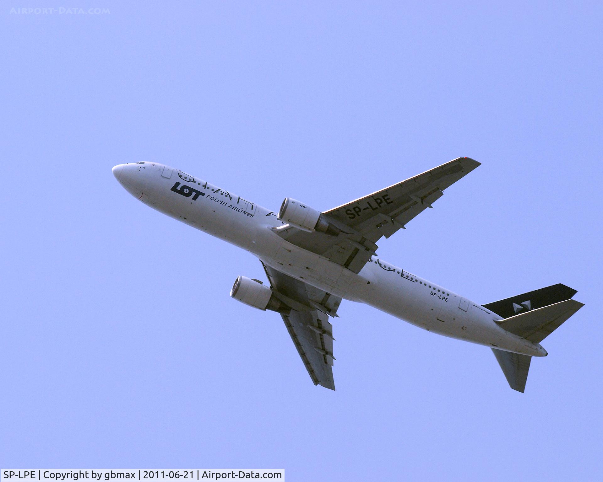 SP-LPE, 1990 Boeing 767-341/ER C/N 24843, Going @ ~3,500 feet to a landing at JFK