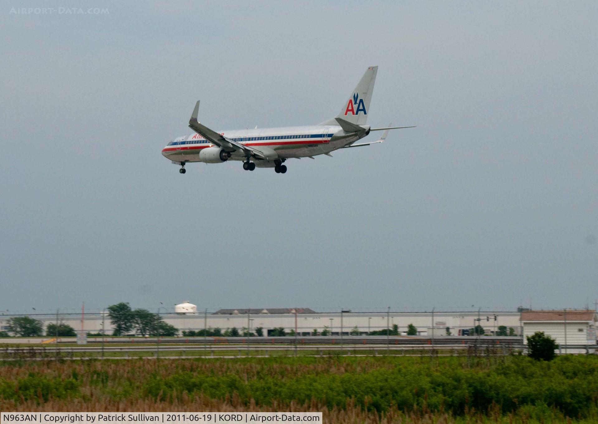 N963AN, 2001 Boeing 737-823 C/N 29543, Landing OHare 4R