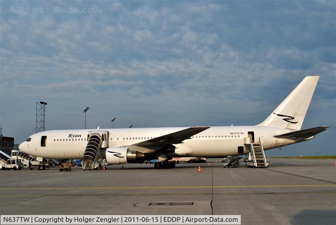 N637TW, 1991 Boeing 767-33A C/N 25403, Getting prepared for a night flight home.