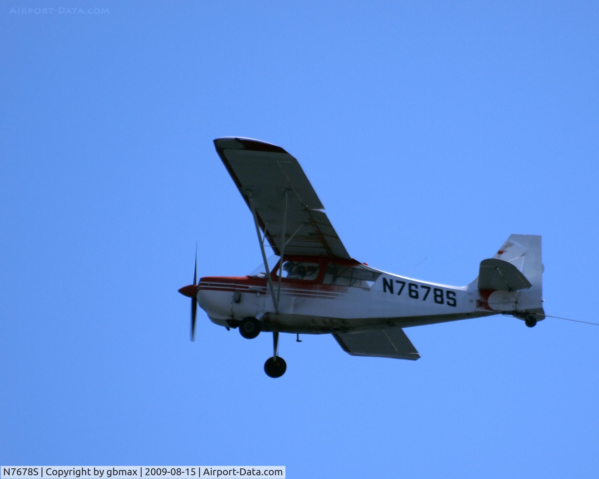 N7678S, 1976 Bellanca 7GCBC C/N 903-76, Flying along beach @ Brighton Beach, Brooklyn,NY
