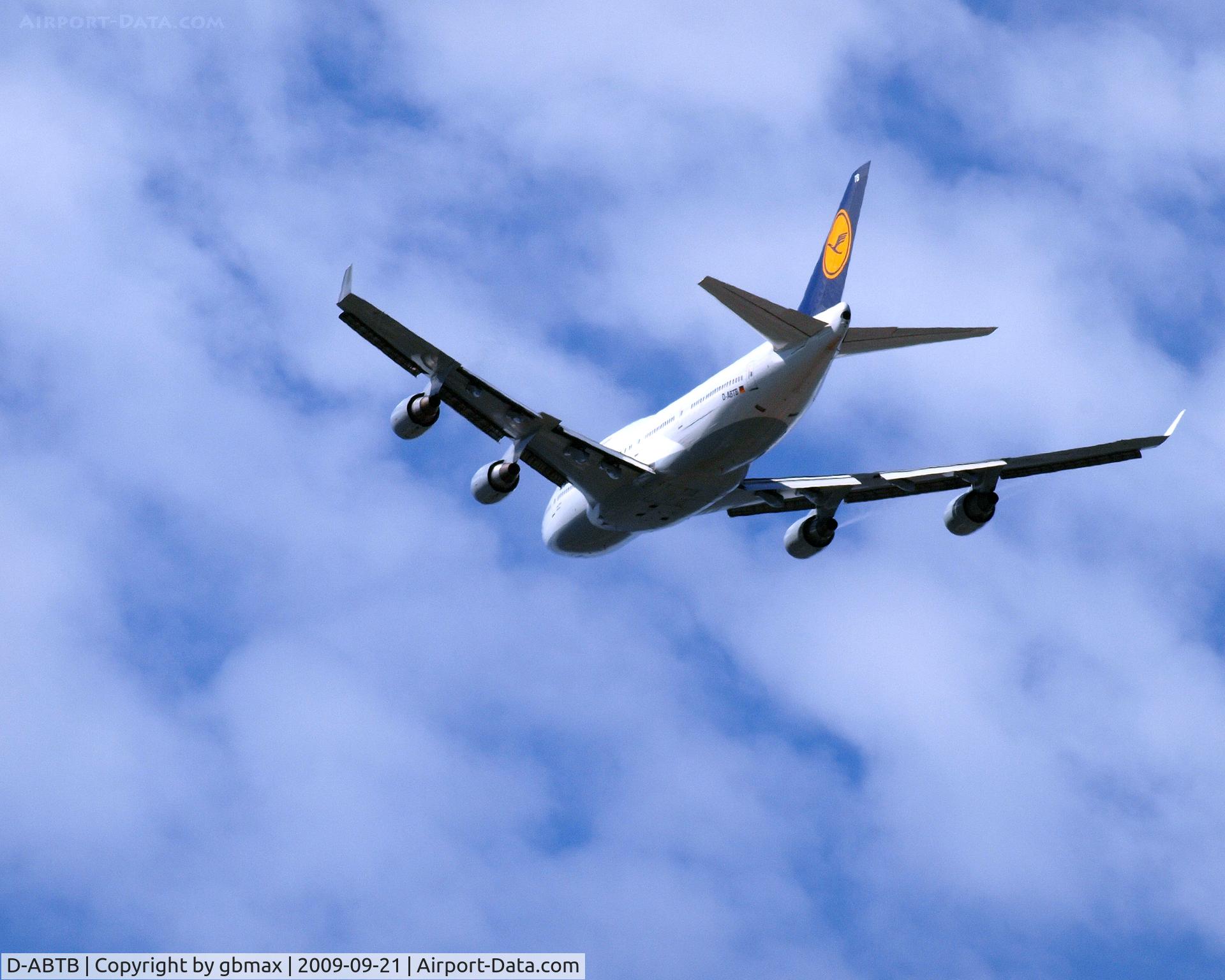 D-ABTB, 1989 Boeing 747-430M C/N 24286, Flying @ ~3,500 feet high, going to a landing at JFK