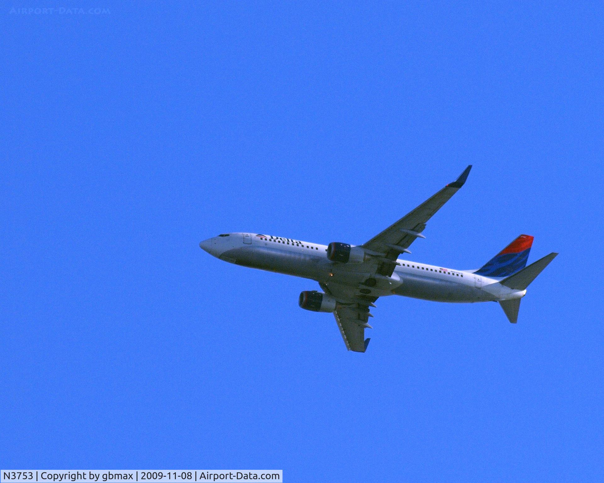 N3753, 2001 Boeing 737-832 C/N 32626, Flying @ ~3,500 feet high, going to a landing at JFK