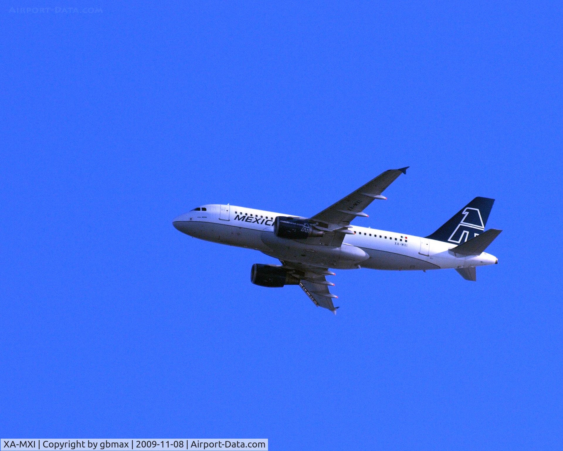 XA-MXI, 2002 Airbus A319-112 C/N 1742, Flying @ ~3,500 feet high, going to a landing at JFK