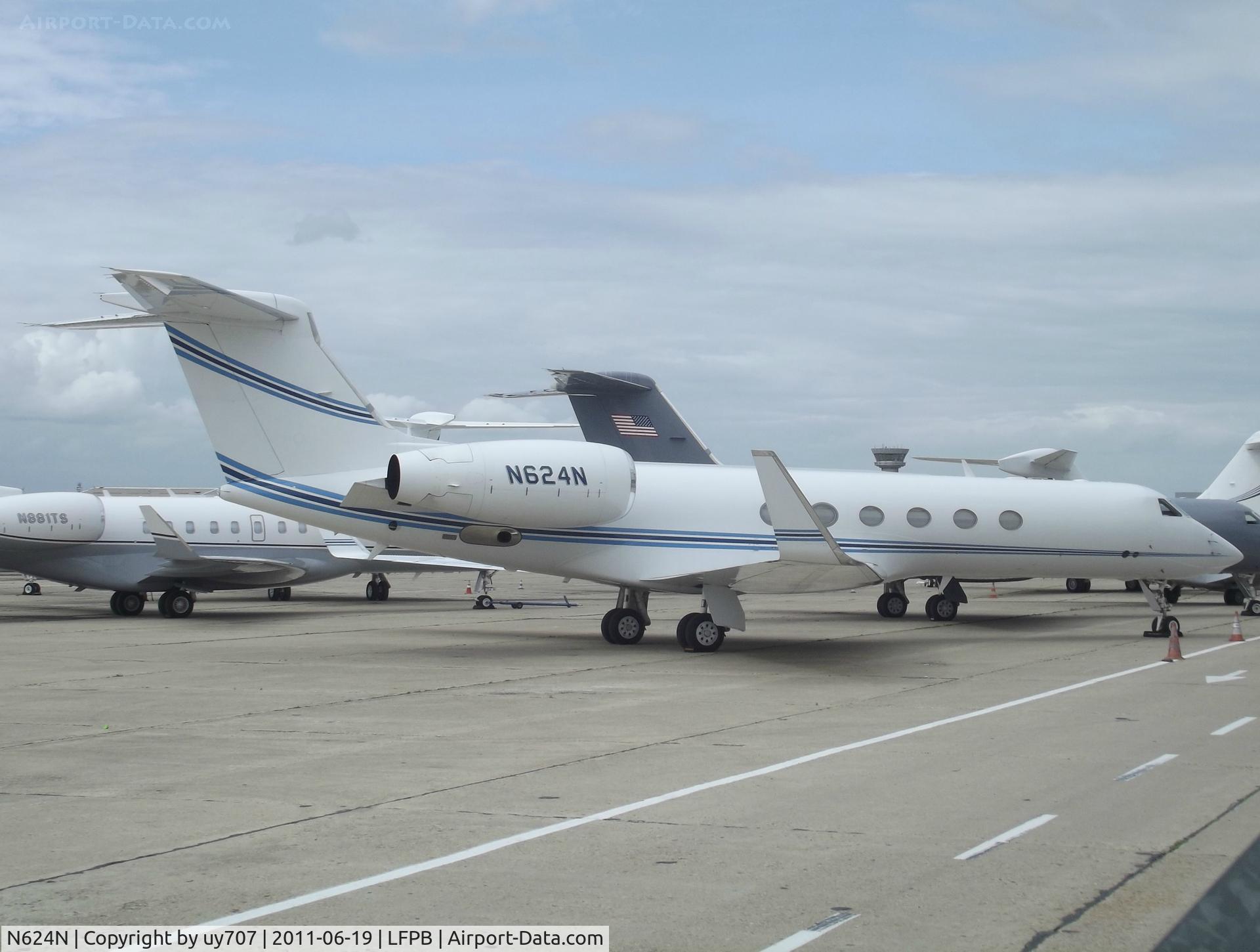 N624N, 2002 Gulfstream Aerospace G-V C/N 681, In order to accomodate more biz jets, the airport authorities resorted in virtually chasing AF from the former UTA maintenance ramp.