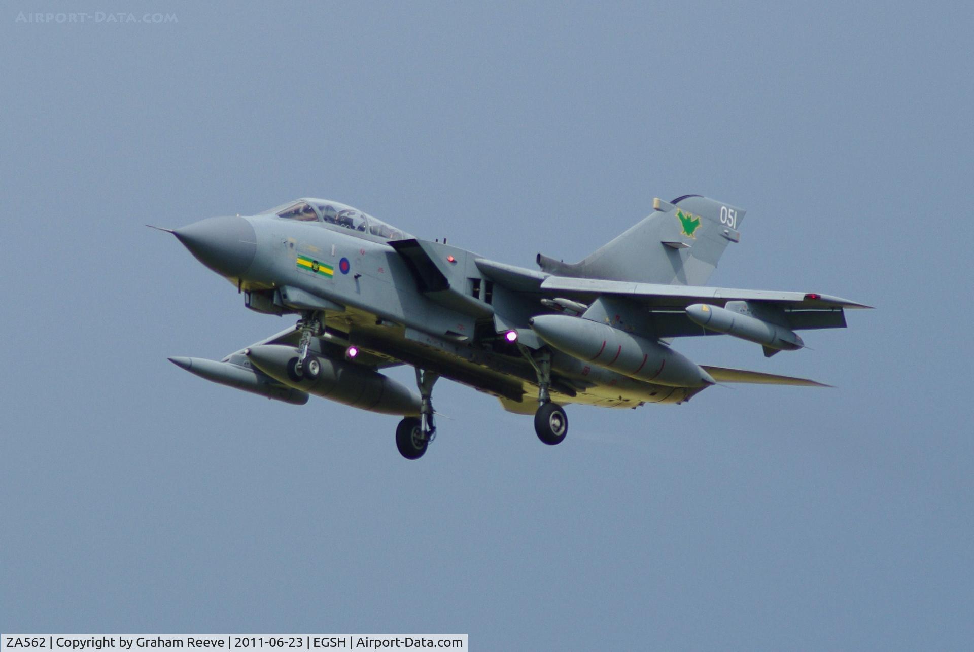 ZA562, 1981 Panavia Tornado GR.4 C/N 085/BT021/3046, On approach.