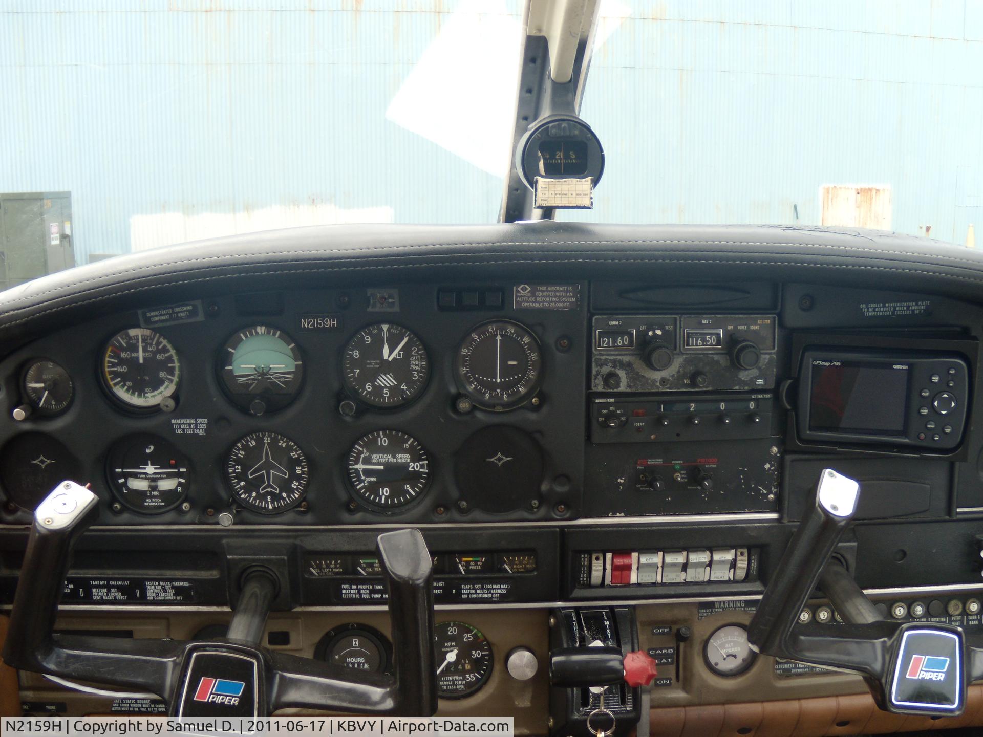 N2159H, 1979 Piper PA-28-161 C/N 28-7916192, Cockpit of N2159H.