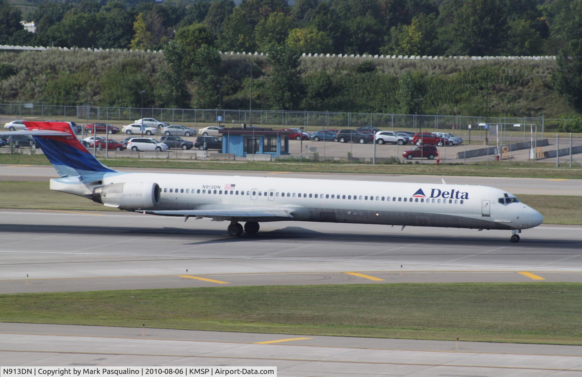 N913DN, 1996 McDonnell Douglas MD-90-30 C/N 53393, MD-90-30