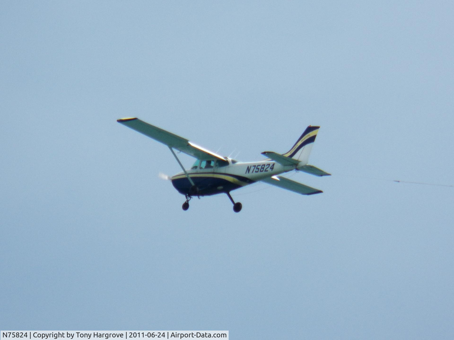 N75824, 1976 Cessna 172N C/N 17267981, Pulling a banner over the gulf in Panama City Beach, FL.