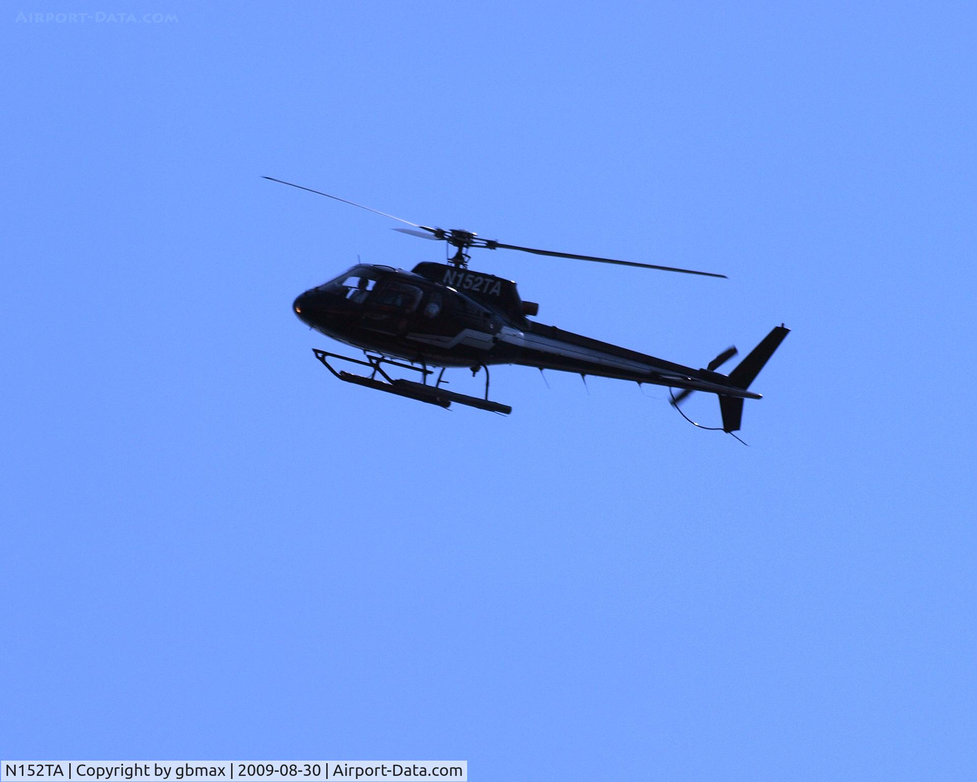 N152TA, 1989 Aerospatiale AS-350B-1 Ecureuil C/N 2241, Flying along beach @ Brighton Beach, Brooklyn,NY