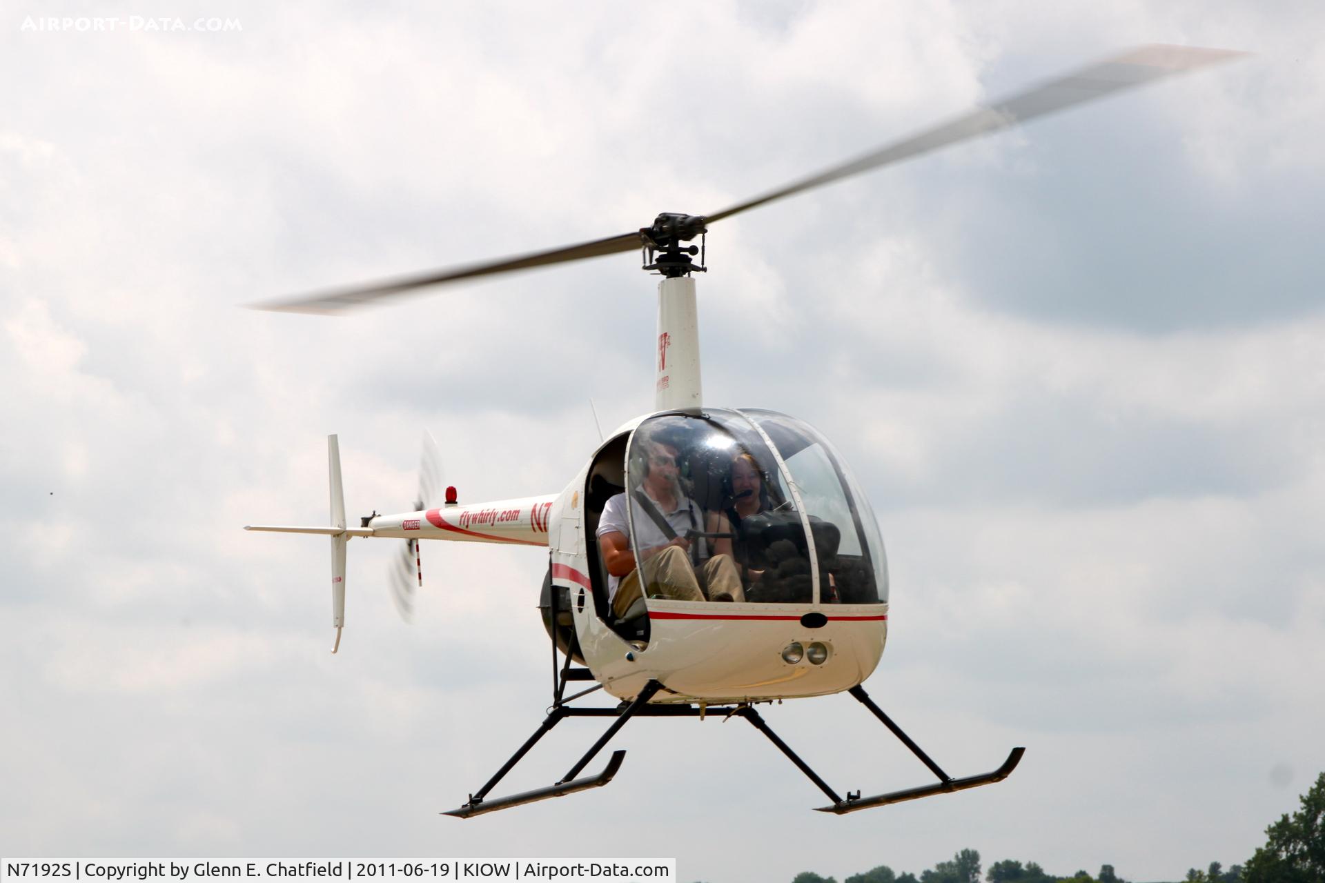 N7192S, 2000 Robinson R22 BETA C/N 3058, Flying by me while I walk next to the taxiway