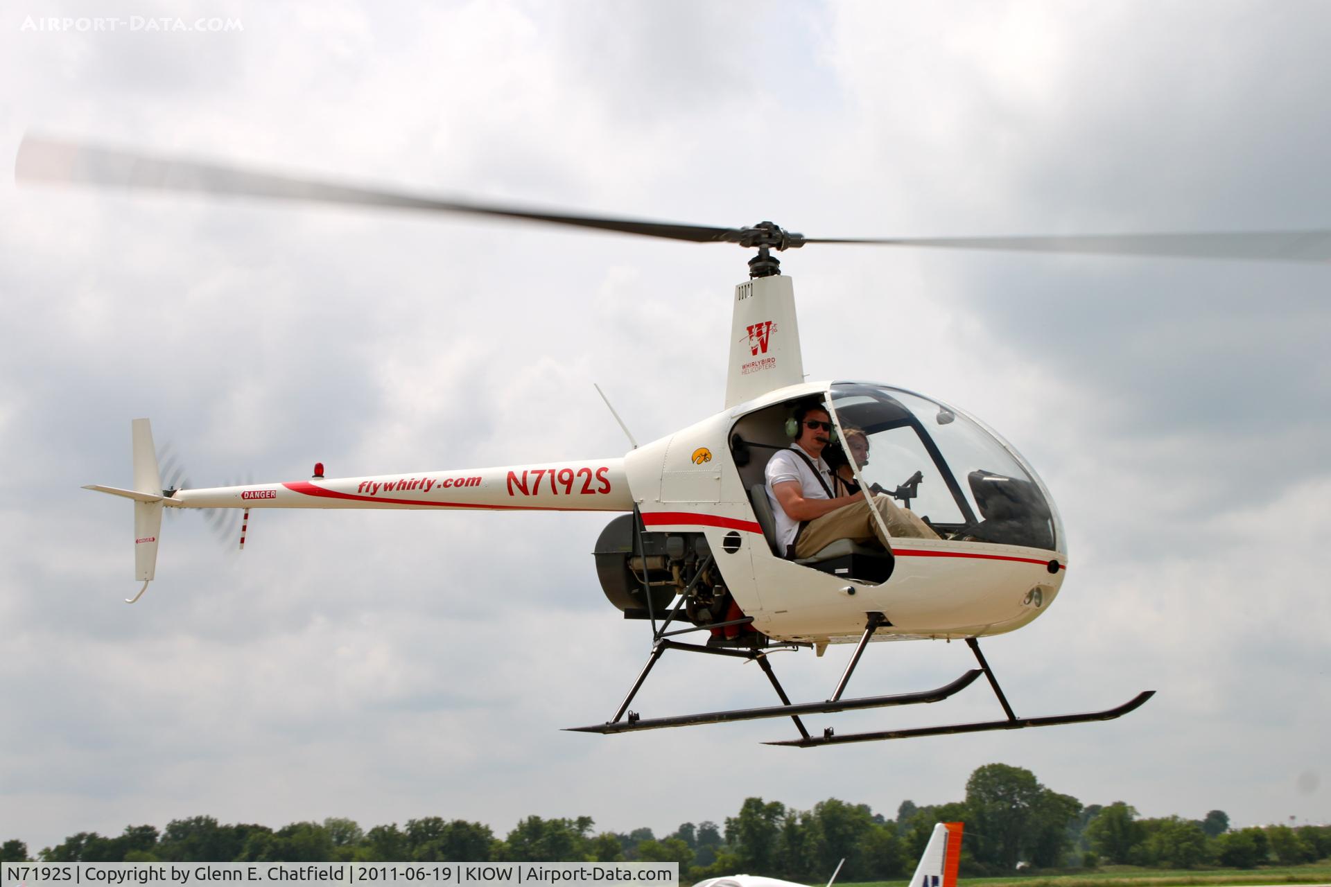 N7192S, 2000 Robinson R22 BETA C/N 3058, Flying by me while I walk next to the taxiway