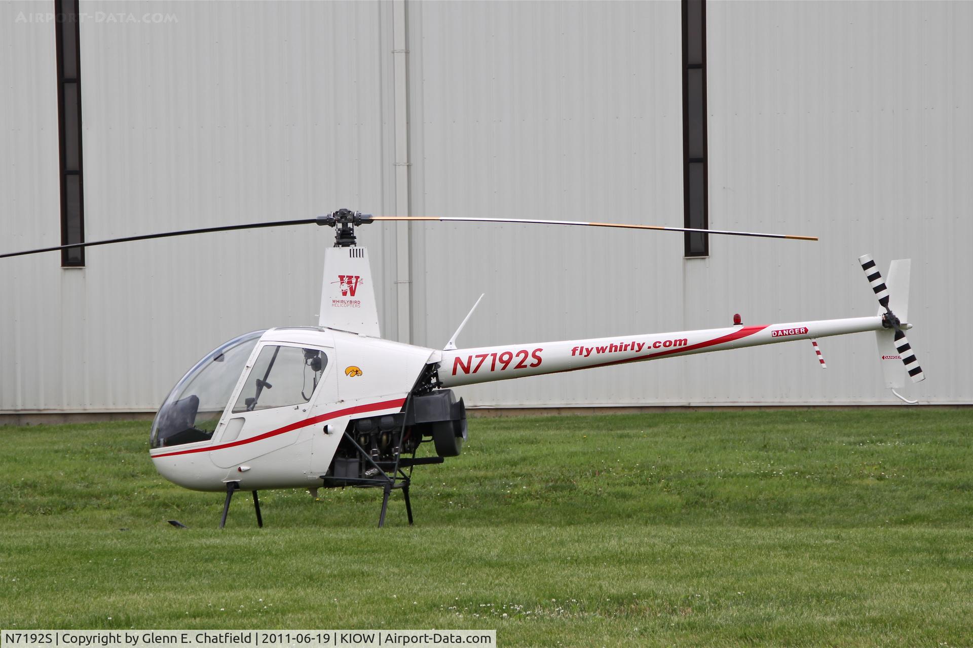 N7192S, 2000 Robinson R22 BETA C/N 3058, Parked waiting for the next lift.