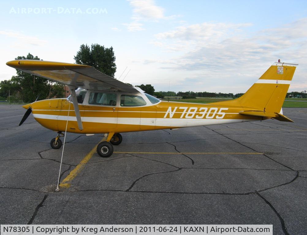 N78305, 1968 Cessna 172K Skyhawk C/N 17257562, Cessna 172K Skyhawk on the line.