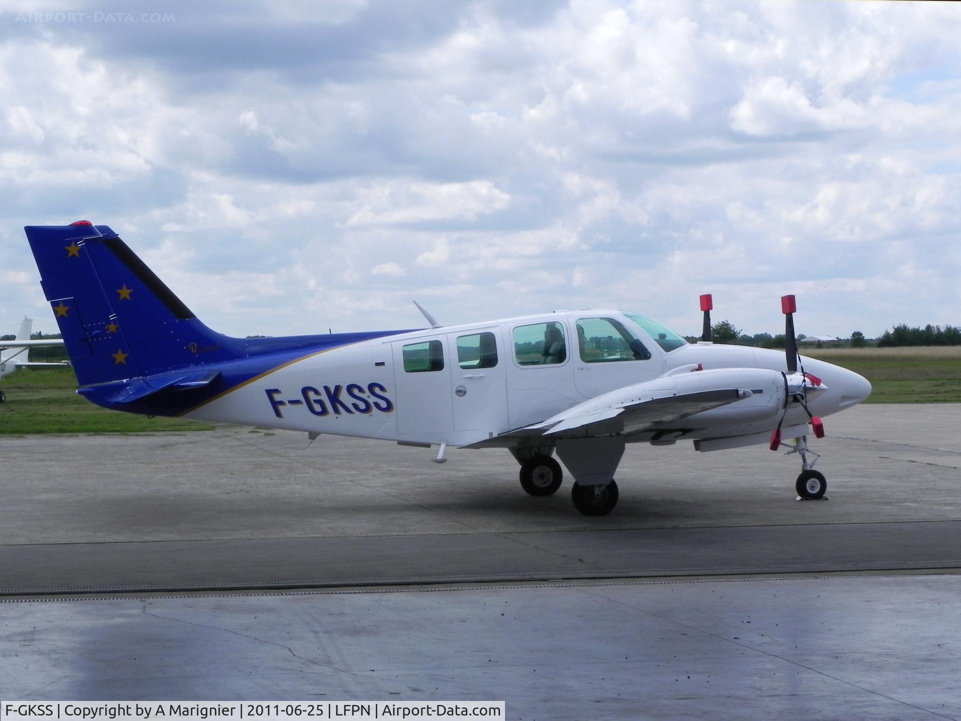 F-GKSS, 1971 Beech 58 Baron C/N TH-154, Back home, in front of the hangar at Air & Compagnie