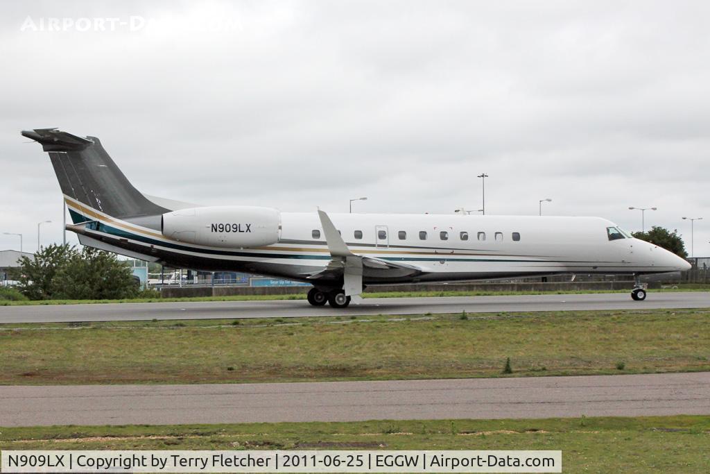 N909LX, 2006 Embraer EMB-135BJ Legacy C/N 14500942, 2006 Embraer EMB-135BJ, c/n: 14500942 departing Luton