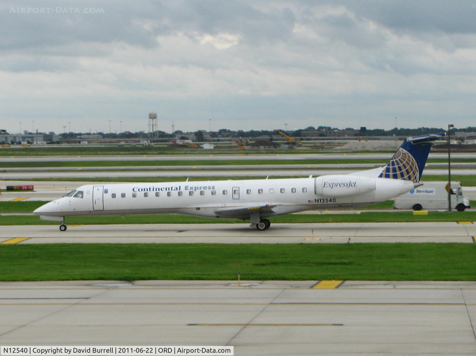 N12540, 2001 Embraer ERJ-145LR (EMB-145LR) C/N 145537, Continental Express Embraer EMB-145LR taxiing at Chicago O'hare Airport