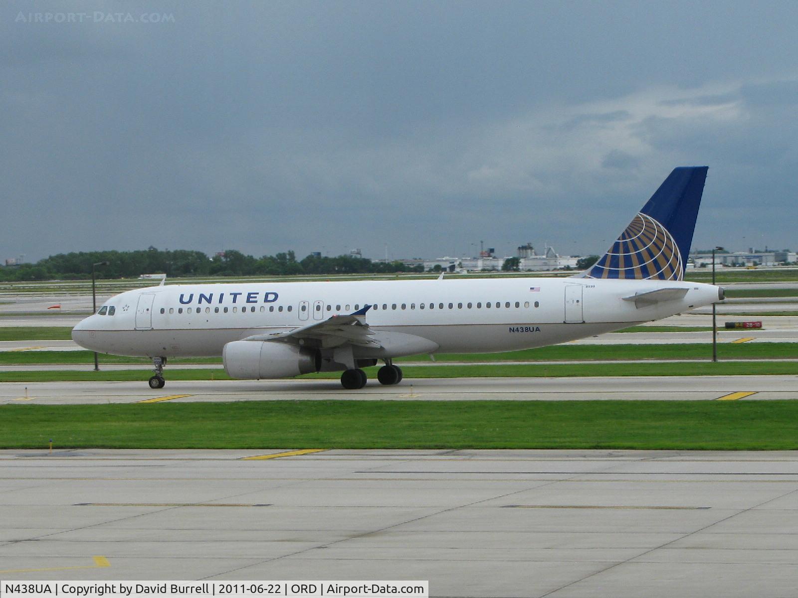 N438UA, 1997 Airbus A320-232 C/N 678, United Airbus A320-232 taxiiing at Chicago O'hare Airport