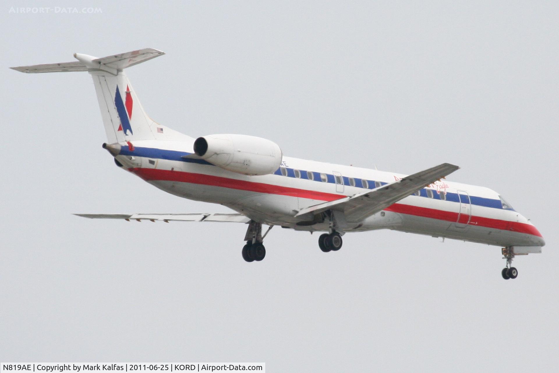 N819AE, 2002 Embraer ERJ-140LR (EMB-135KL) C/N 145566, American Eagle 2002 Embraer EMB-135KL, EGF4393 arriving from KTUL, RWY 10 approach KORD.