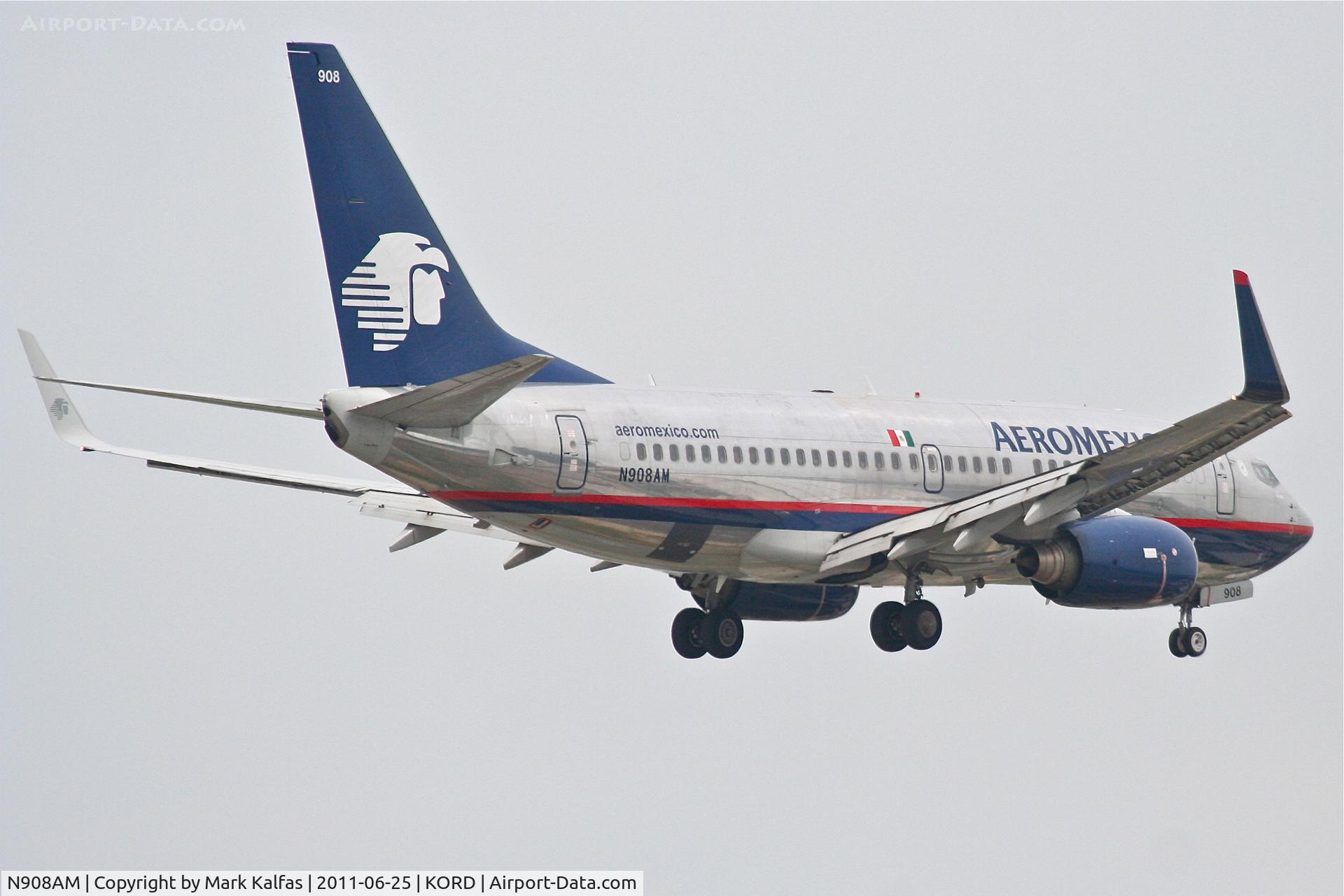 N908AM, 2004 Boeing 737-752 C/N 30038, AeroMexico Boeing 737-752, AMX686 arriving from MMMX, RWY 10 approach KORD.
