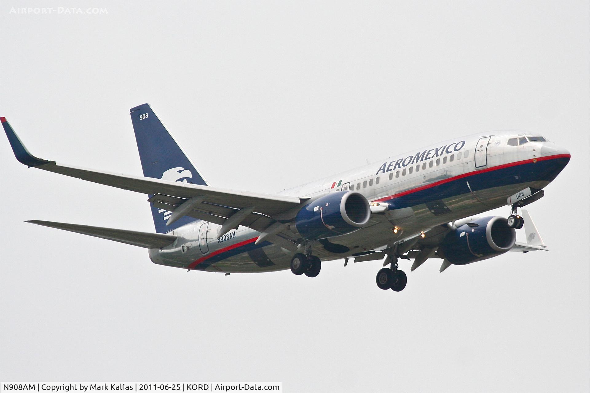 N908AM, 2004 Boeing 737-752 C/N 30038, AeroMexico Boeing 737-752, AMX686 arriving from MMMX, RWY 10 approach KORD.