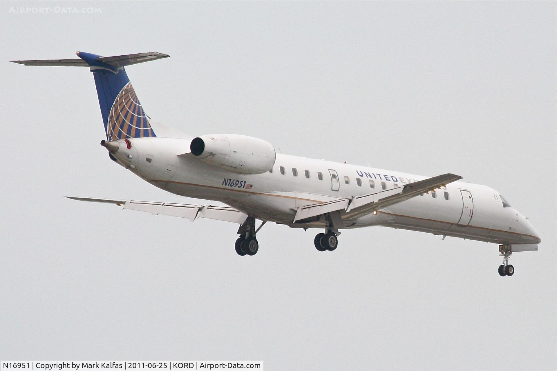 N16951, 1998 Embraer ERJ-145LR (EMB-145LR) C/N 145063, ExpressJet/United Express Embraer EMB-145LR, BTA5947 arriving from KOKC, RWY 10 approach KORD.