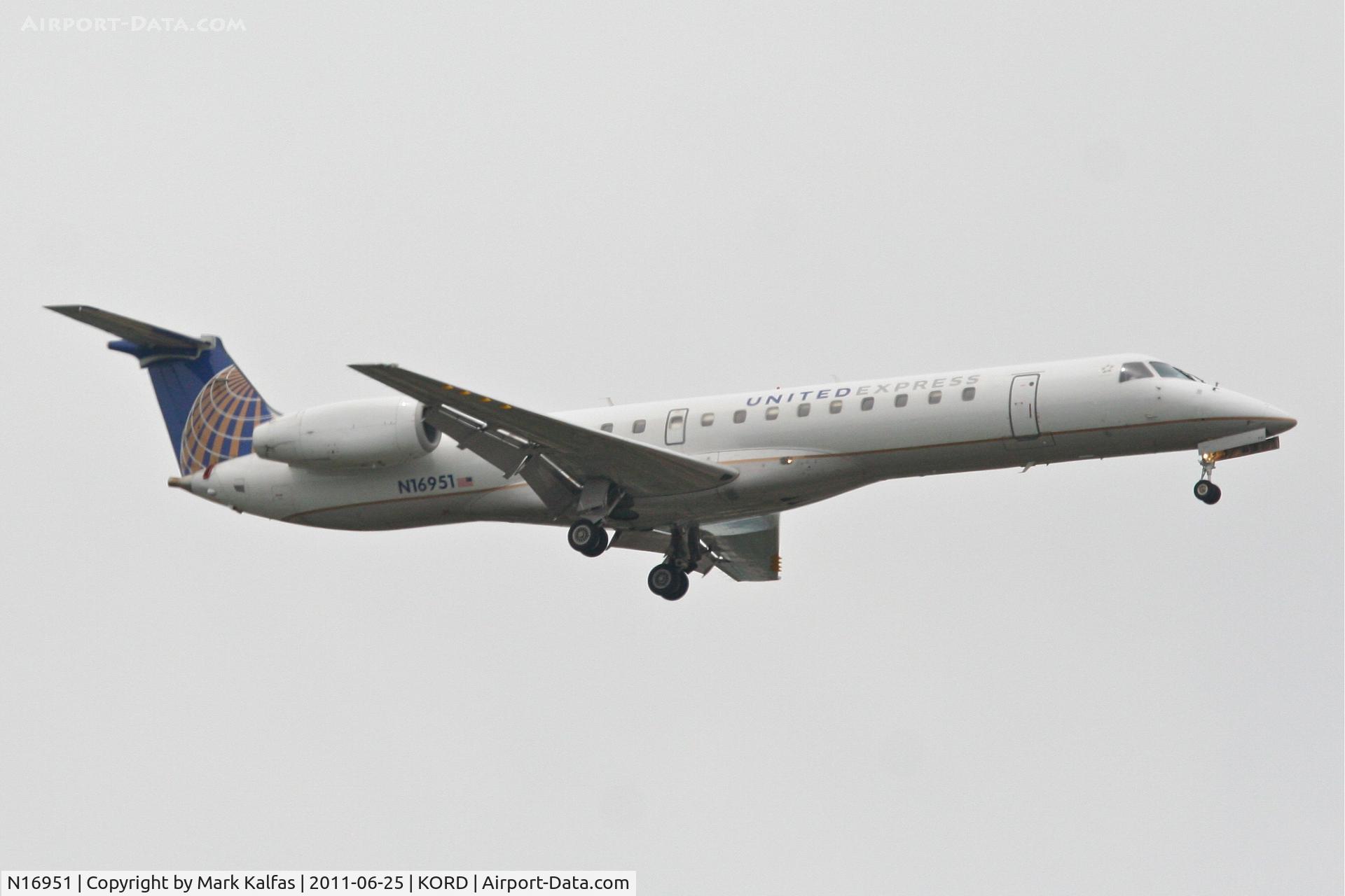 N16951, 1998 Embraer ERJ-145LR (EMB-145LR) C/N 145063, ExpressJet/United Express Embraer EMB-145LR, BTA5947 arriving from KOKC, RWY 10 approach KORD.