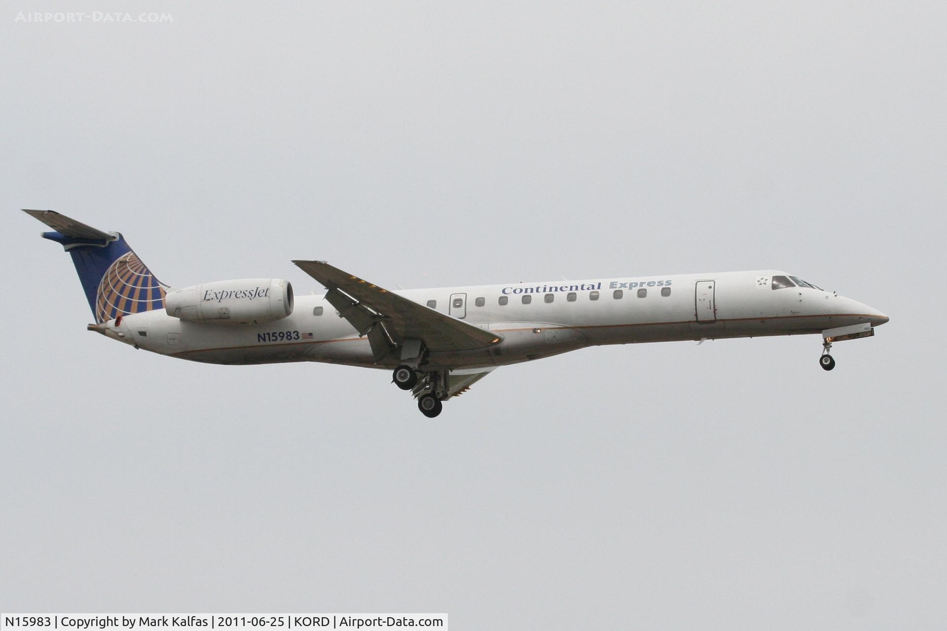 N15983, 2000 Embraer ERJ-145LR (EMB-145LR) C/N 145239, xpressJet/Continental Express Embraer EMB-145LR, BTA6035 arriving from KCID, RWY 14R approach KORD.