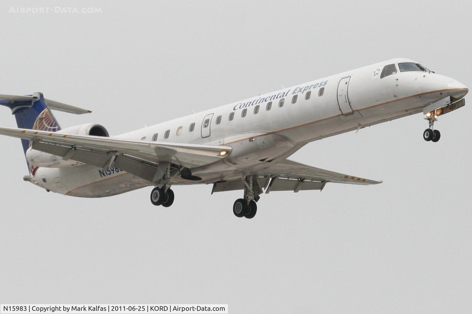 N15983, 2000 Embraer ERJ-145LR (EMB-145LR) C/N 145239, xpressJet/Continental Express Embraer EMB-145LR, BTA6035 arriving from KCID, RWY 14R approach KORD.