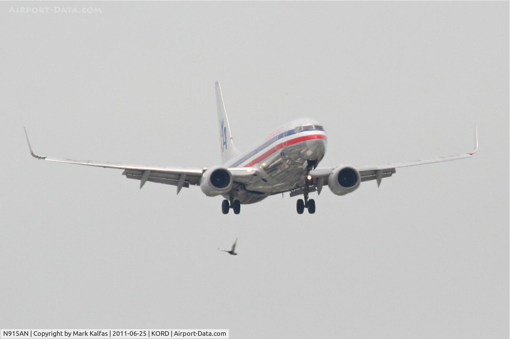 N915AN, 1999 Boeing 737-823 C/N 29516, American Airlines Boeing 737-823, AAL2098 arriving from KSEA, RWY 14L approach KORD.