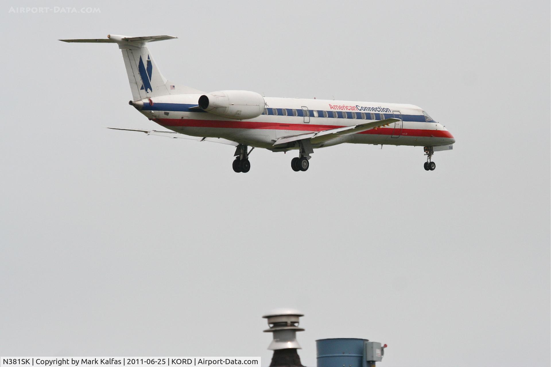 N381SK, 2002 Embraer ERJ-140LR (EMB-135KL) C/N 145619, Chautauqua Airlines/ American Connection CHQ5075 arriving from KCID, RWY 14R approach KORD.