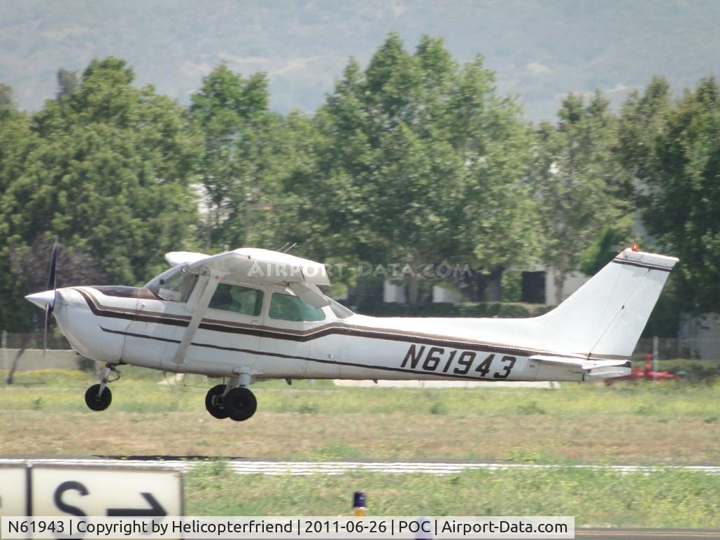 N61943, 1975 Cessna 172M C/N 17264903, Lifting off westbound from runway 26L