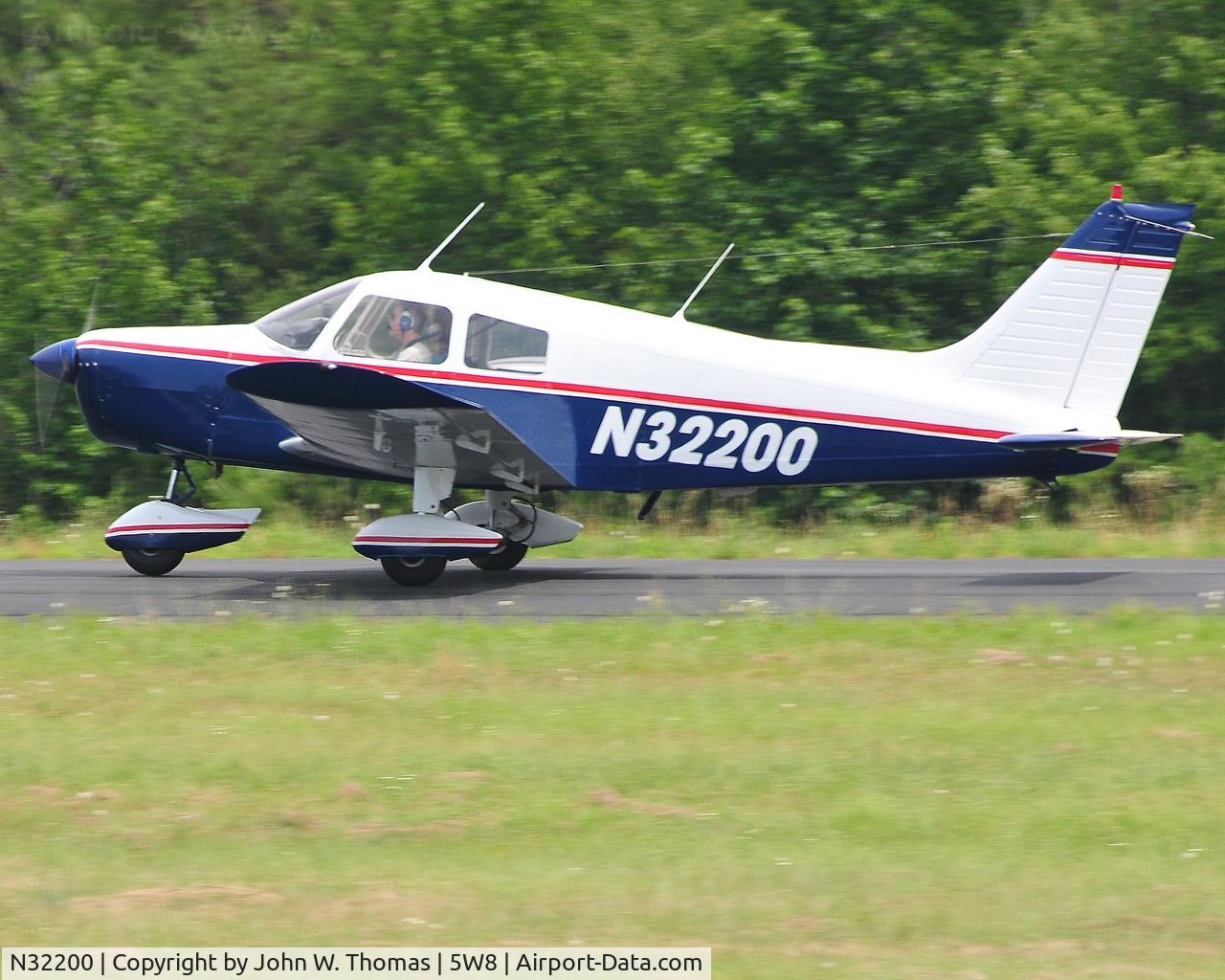 N32200, 1974 Piper PA-28-140 C/N 28-7525036, Departing runway 4