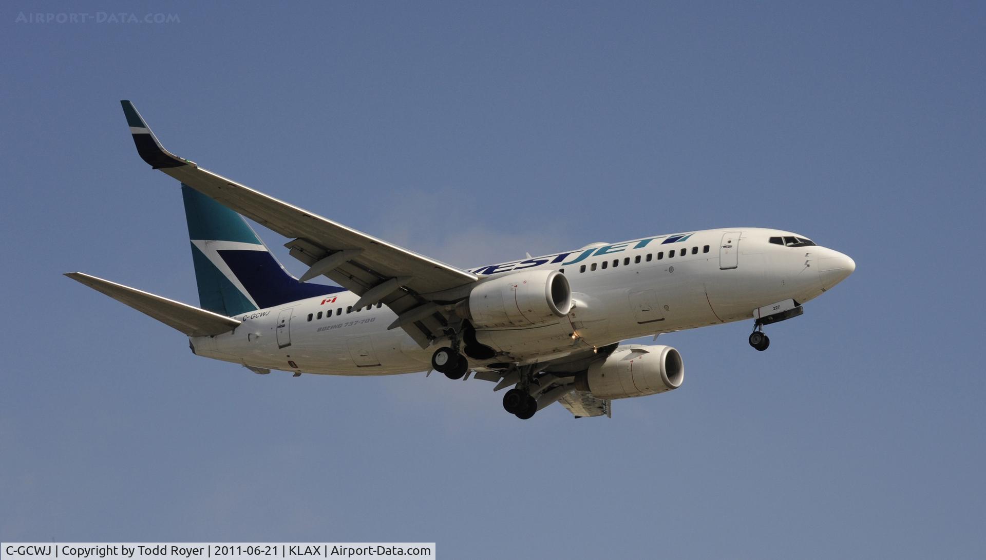 C-GCWJ, 2004 Boeing 737-7CT C/N 33970, Landing at LAX