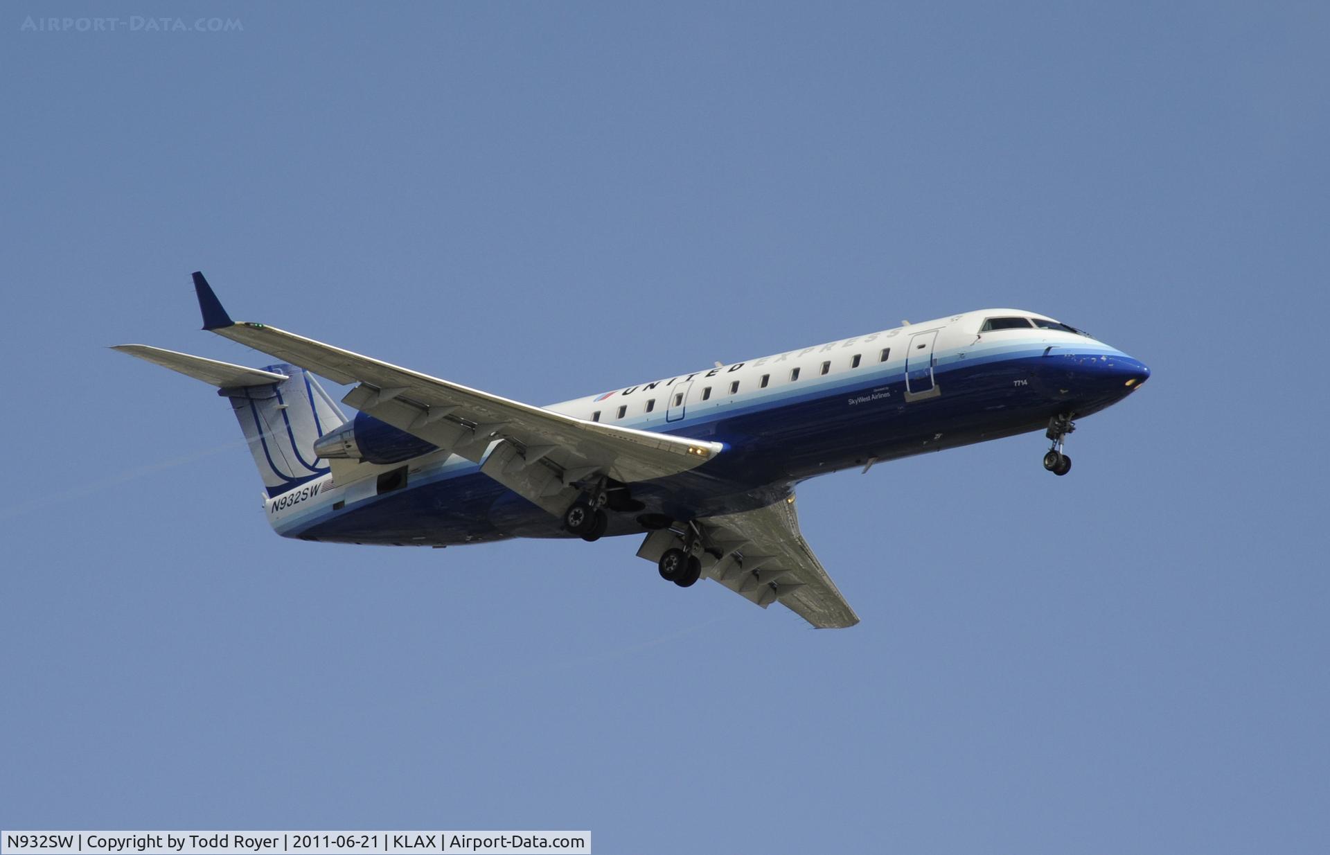 N932SW, 2002 Bombardier CRJ-200LR (CL-600-2B19) C/N 7714, Landing at LAX