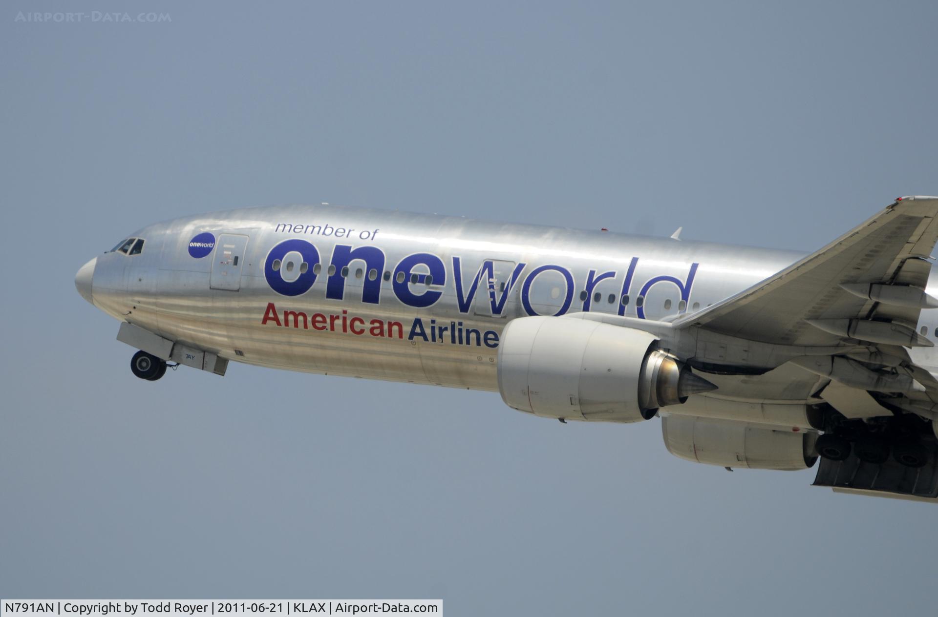 N791AN, 2000 Boeing 777-223/ER C/N 30254, Departing LAX