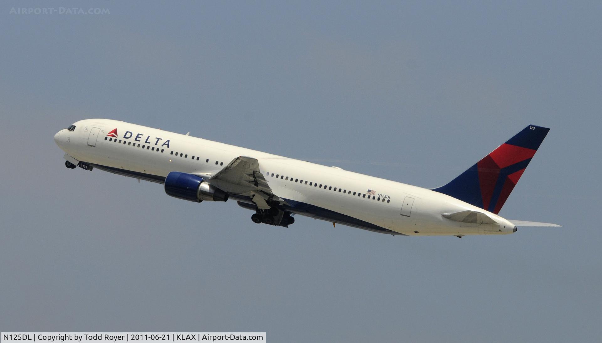 N125DL, 1988 Boeing 767-332 C/N 24075, Departing LAX