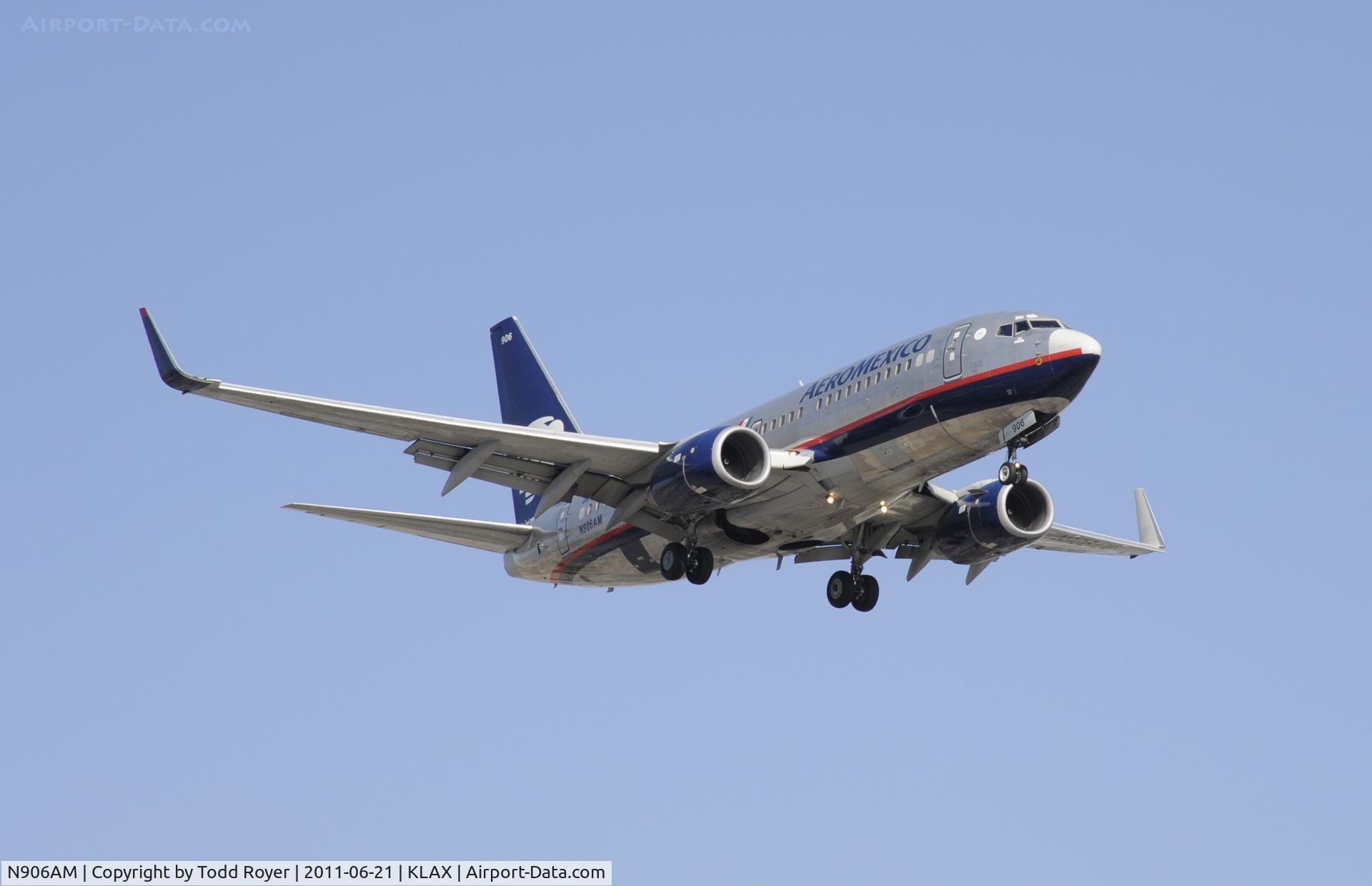 N906AM, 2004 Boeing 737-752 C/N 29356, Landing at LAX
