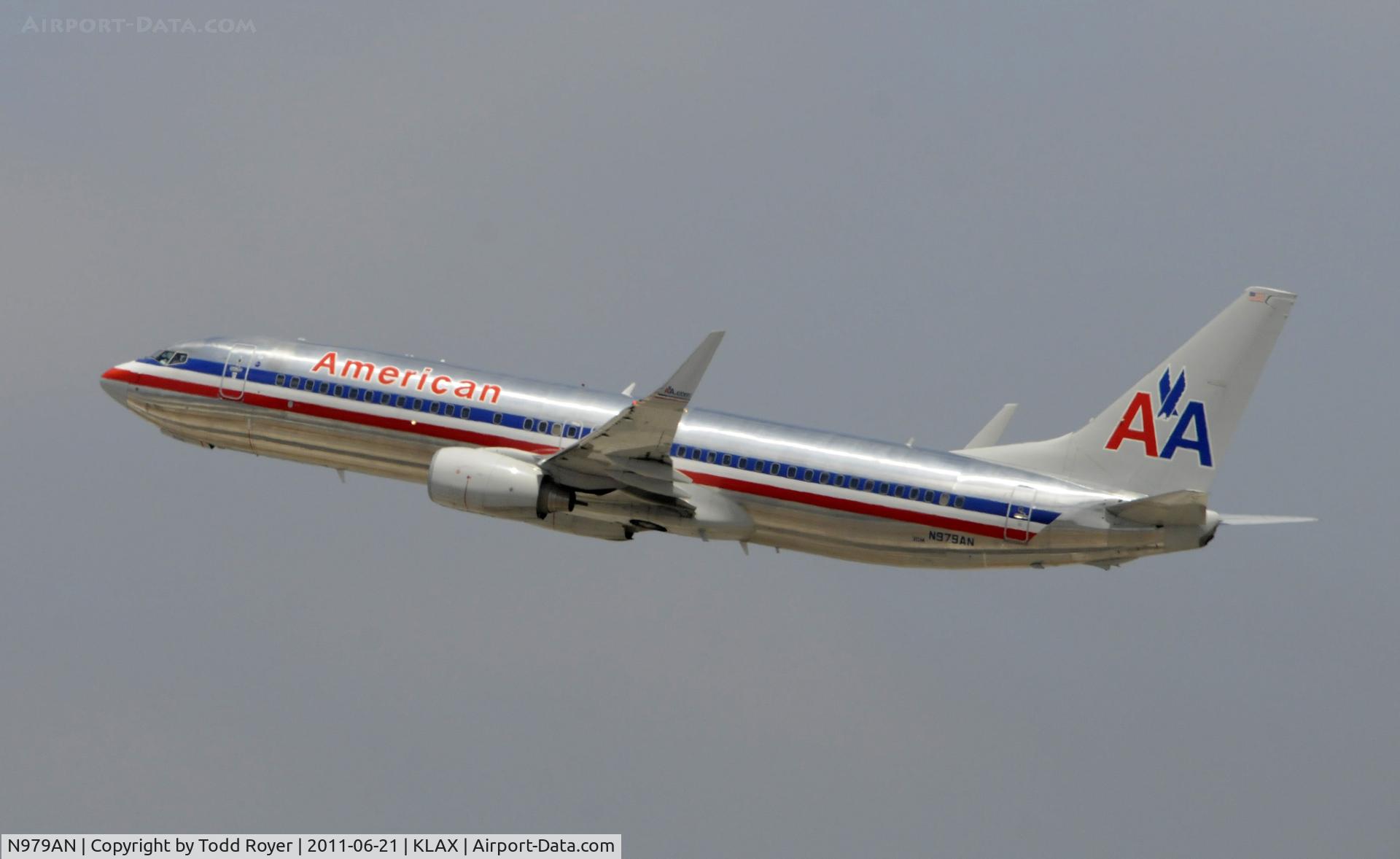 N979AN, 2009 Boeing 737-823 C/N 29568, Departing LAX