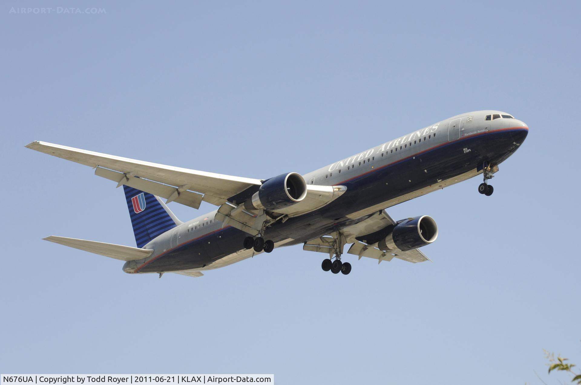 N676UA, 2001 Boeing 767-322 C/N 30028, Landing at LAX