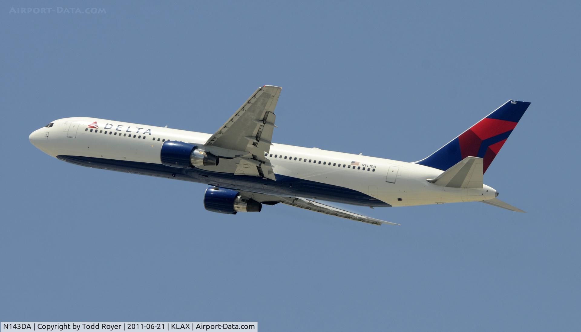 N143DA, 1998 Boeing 767-332 C/N 25991, Departing LAX