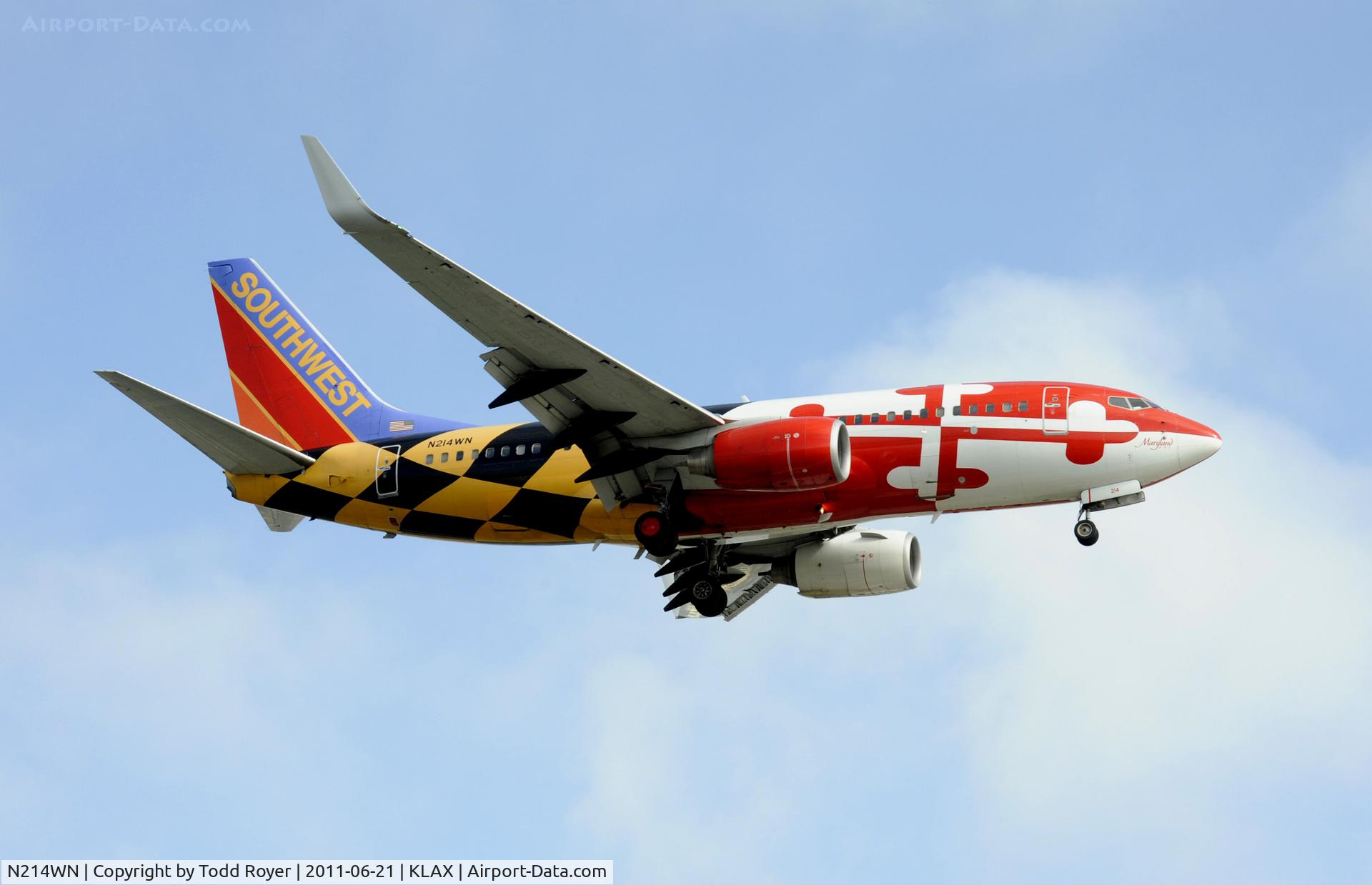 N214WN, 2005 Boeing 737-7H4 C/N 32486, Landing at LAX