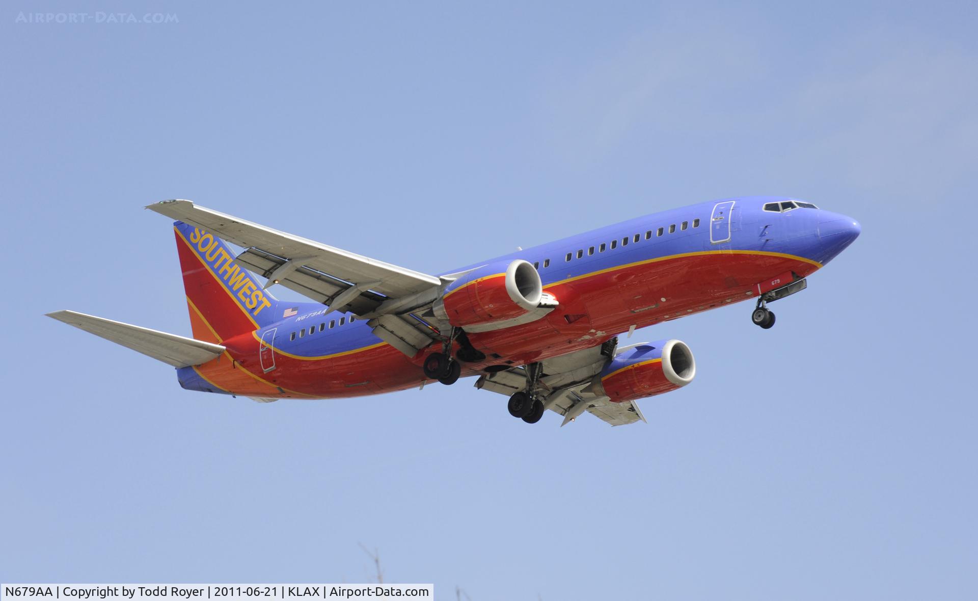 N679AA, 1986 Boeing 737-3A4 C/N 23291, Landing at LAX