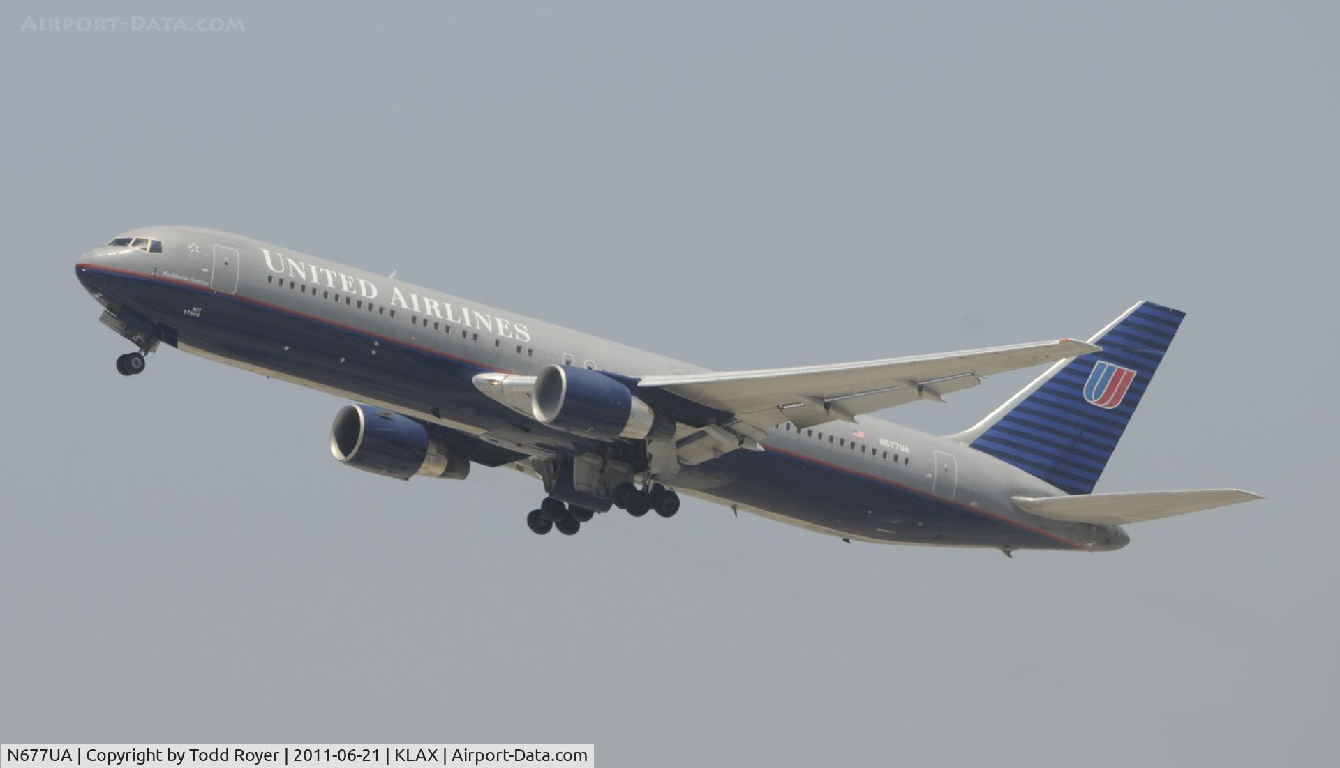 N677UA, 2001 Boeing 767-322 C/N 30029, Departing LAX
