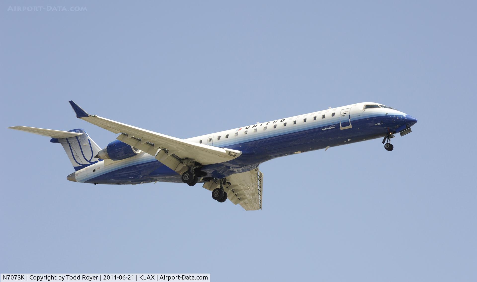 N707SK, 1999 Bombardier CRJ-701ER (CL-600-2C10) Regional Jet C/N 10003, Landing at LAX