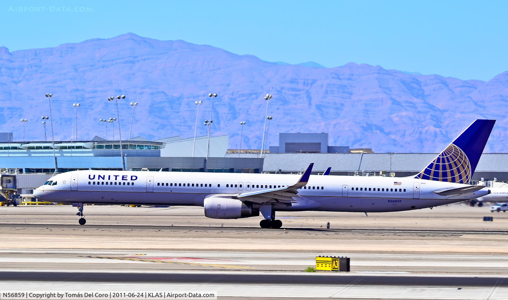 N56859, 2004 Boeing 757-324 C/N 32818, United Airlines Boeing 757-324 N56859 (cn 32818/1043)

Las Vegas - McCarran International (LAS / KLAS)
USA - Nevada, June 24, 2011
Photo: Tomás Del Coro