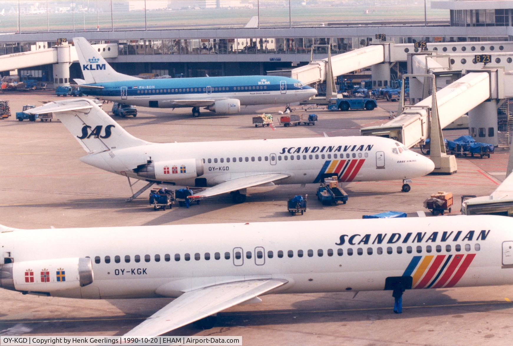 OY-KGD, 1968 Douglas DC-9-21 C/N 47302, SAS ; In background KLM PH-BDN , B737-306 ; In front SAS OY-KGK , DC-9-41