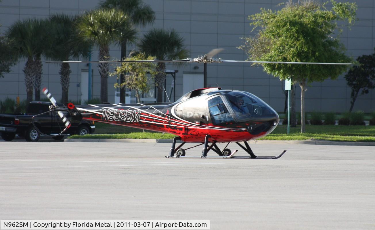 N962SM, 2007 Enstrom 280FX Shark C/N 2132, Enstrom 280FX leaving Heliexpo Orlando
